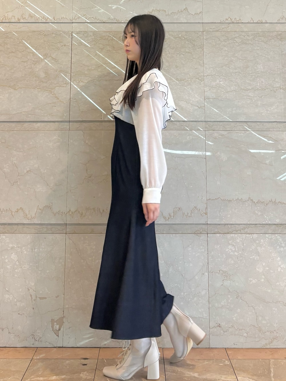 「MERCURYDUOのボリュームラッフル配色ドッキングワンピース（ワンピース、ブルー系）」を使った、NANAさん（レディース・155cm）の春コーディネートの3枚目の写真