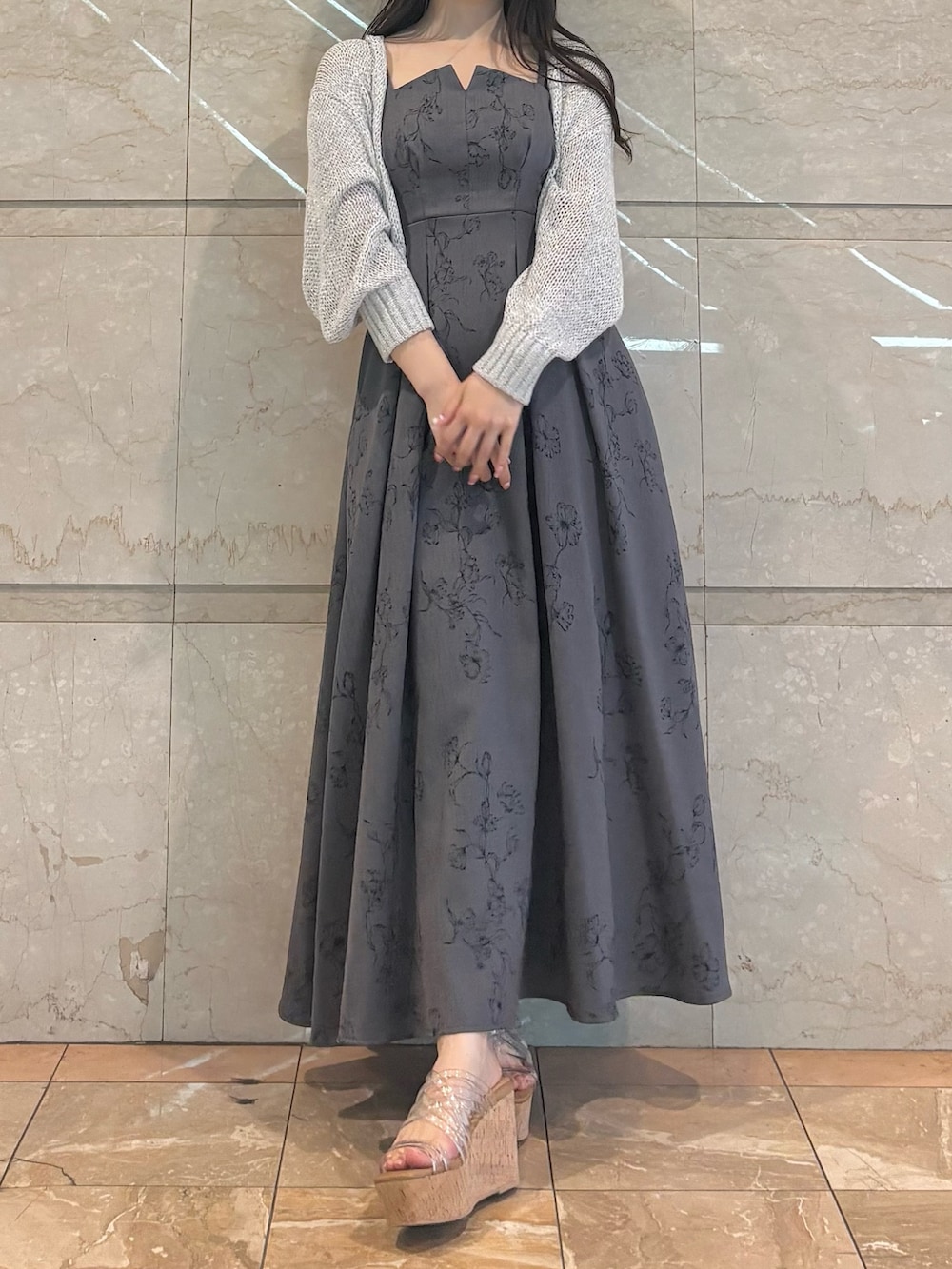「MERCURYDUOのリネンライクバックレースアップキャミワンピース（ワンピース、グレー系）」を使った、NANAさん（レディース・155cm）の春コーディネートの2枚目の写真