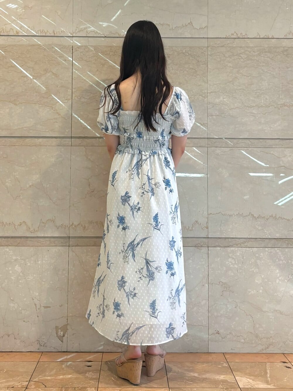 その他のサンダル、グレー系のワンピースを着用したレディースの春コーディネートの5枚目の写真