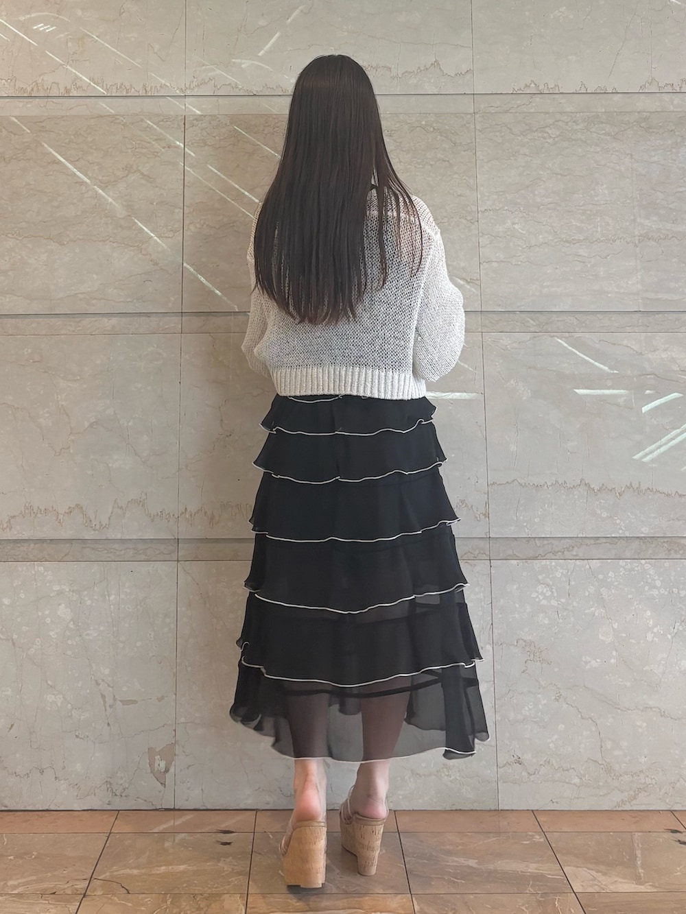 ブラック系のワンピース、その他のサンダル、ホワイト系のカーディガン/ボレロを着用したレディースの夏コーディネートの3枚目の写真