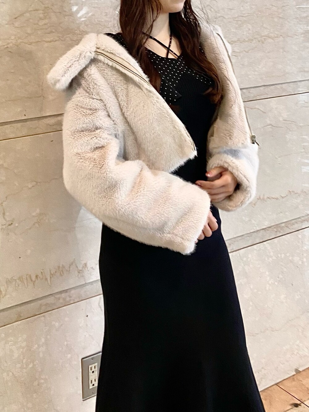 ホワイト系のその他アウター、ブラック系のワンピース、ブラック系のブーツを着用したレディースの秋コーディネートの5枚目の写真