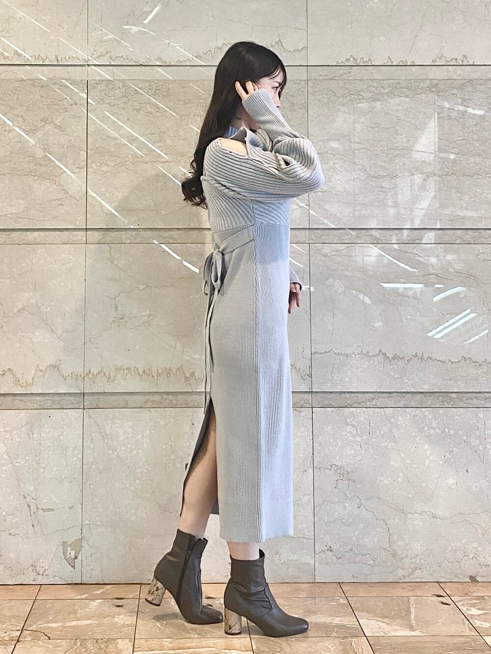 グレー系のワンピース、ブラウン系のブーツを着用したレディースの冬コーディネートの4枚目の写真