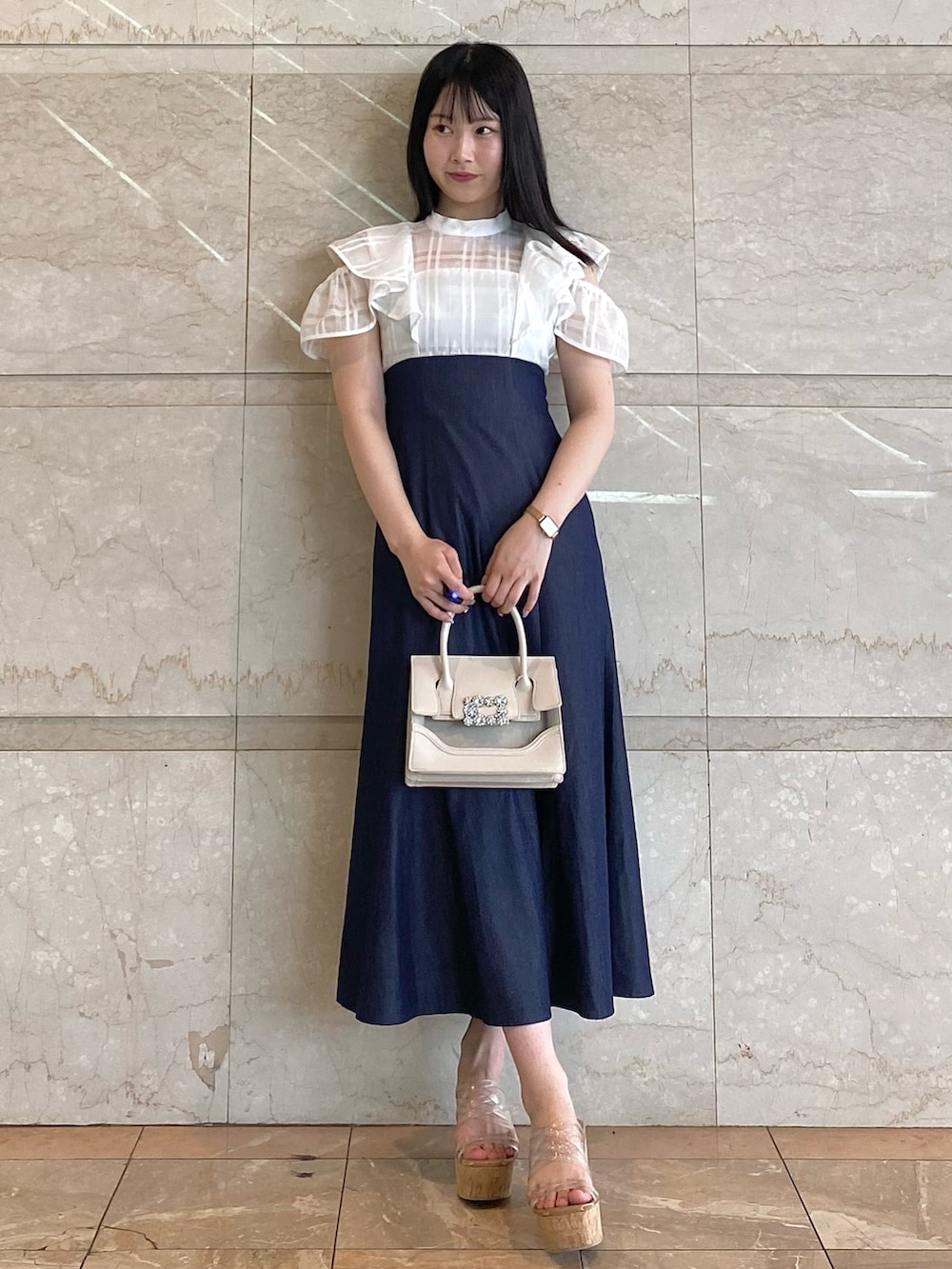 その他のサンダル、ベージュ系のショルダーバッグ、ホワイト系のワンピースを着用したレディースの夏コーディネートの4枚目の写真