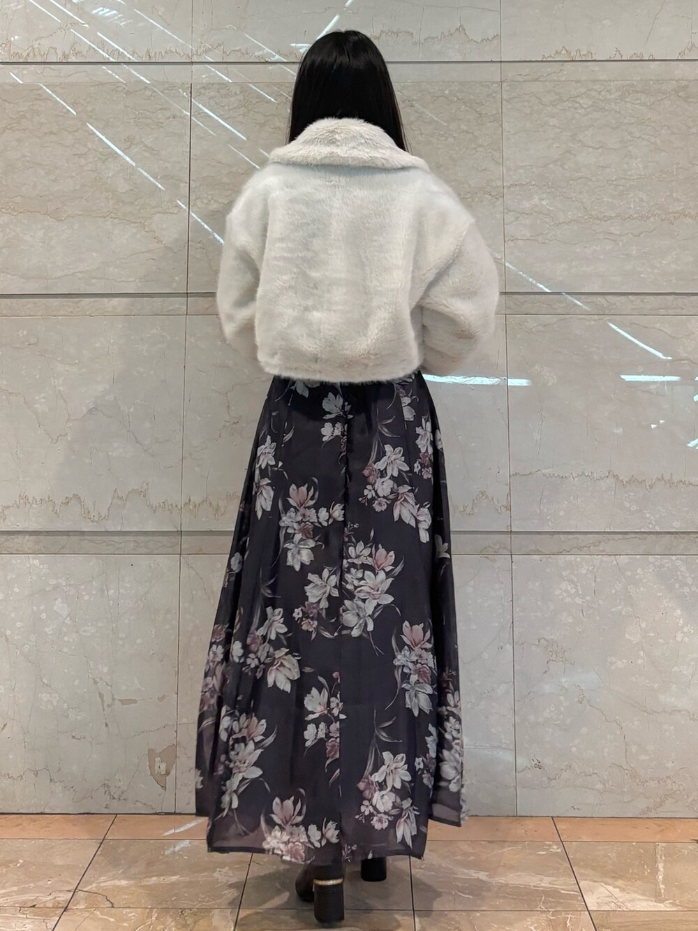 グレー系のワンピース、ブラウン系のブーツ、ホワイト系のその他アウターを着用したレディースの冬コーディネートの5枚目の写真