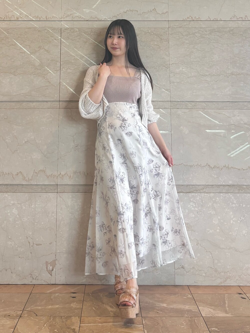 「MERCURYDUOのベアニットドッキングコルセットワンピース（ワンピース、ベージュ系）」を使った、NANAさん（レディース・155cm）の春コーディネートの2枚目の写真