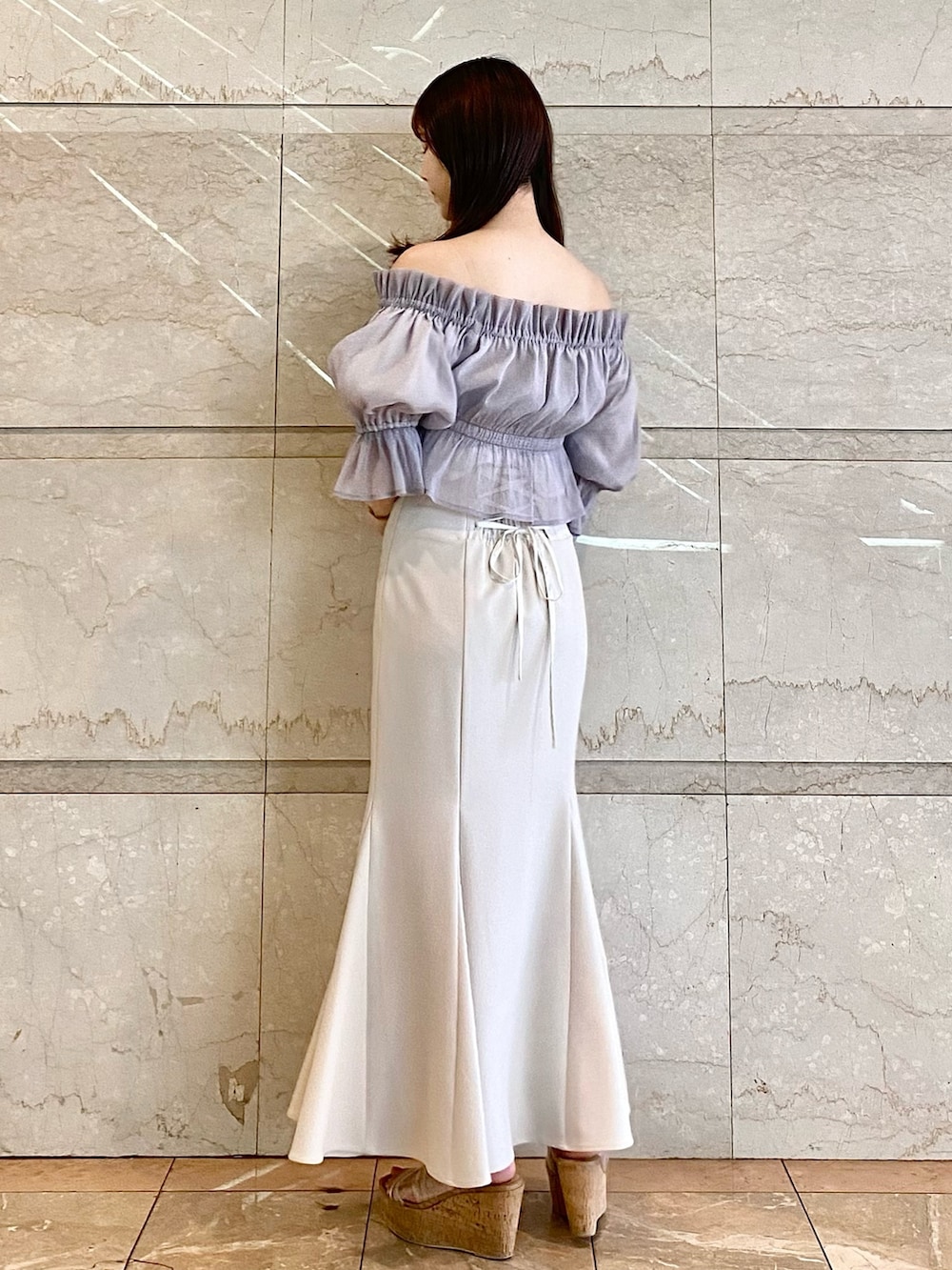 ホワイト系のスカート、ブルー系のシャツ/ブラウス、その他のサンダルを着用したレディースの夏コーディネートの3枚目の写真