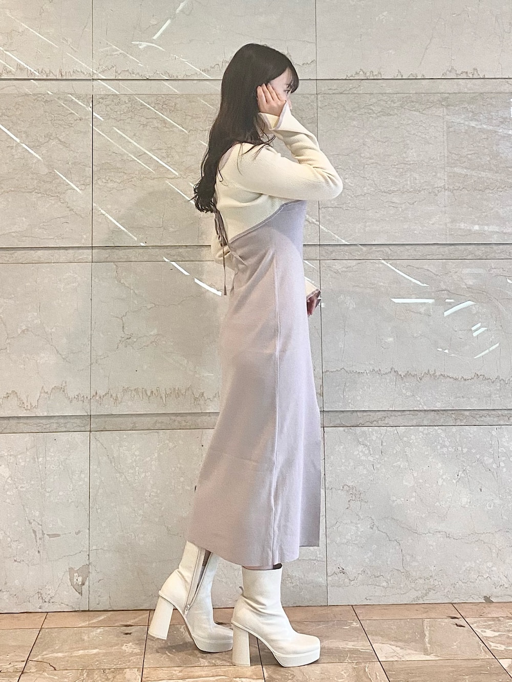 ピンク系のワンピース、ホワイト系のブーツを着用したレディースの冬コーディネートの4枚目の写真