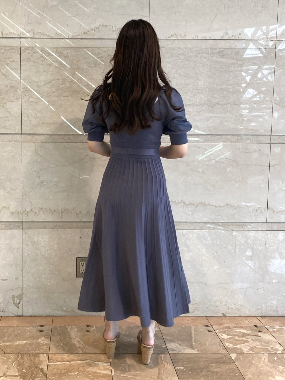 ブルー系のワンピースを着用したレディースの夏コーディネートの5枚目の写真