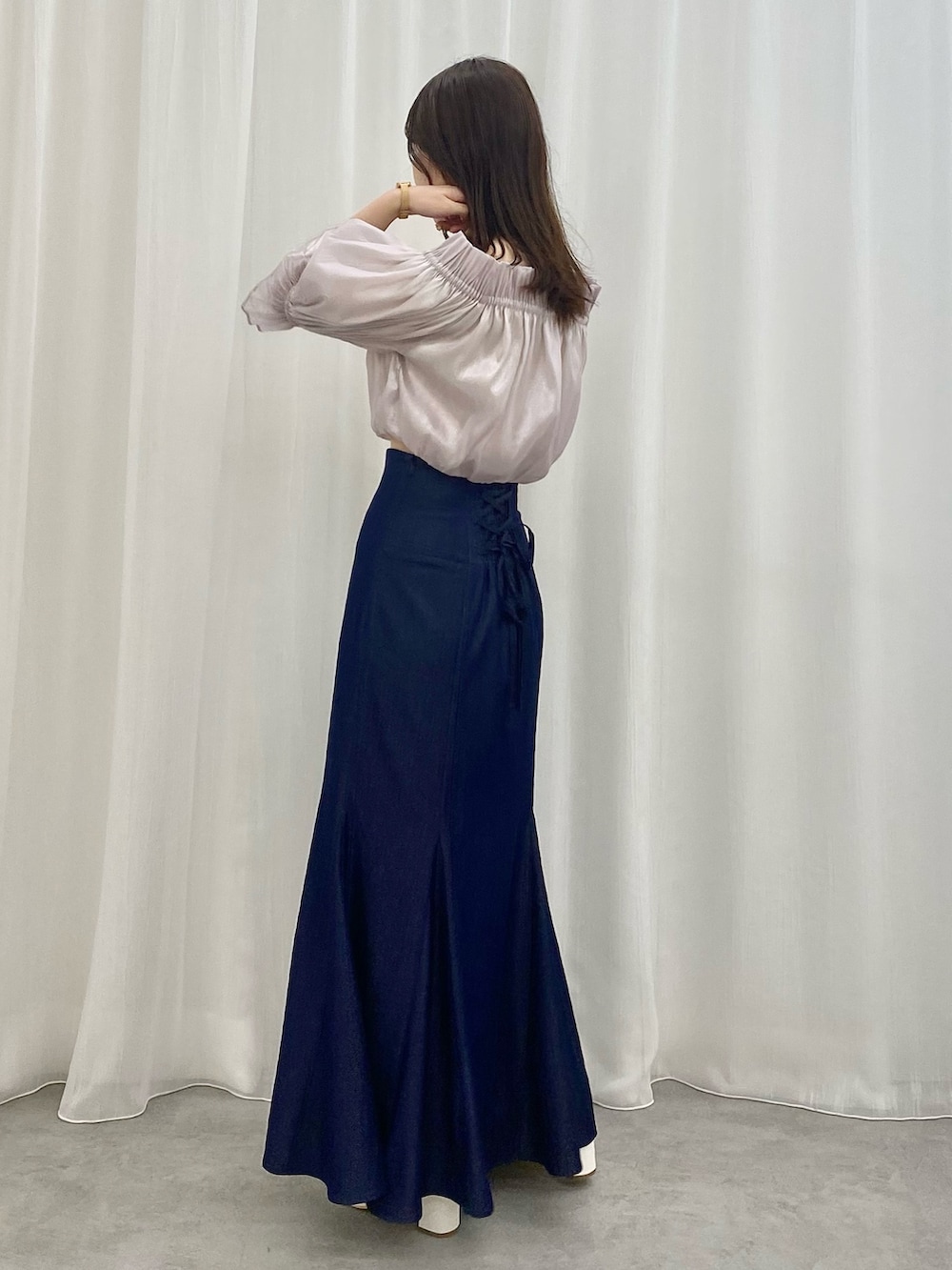 ブルー系のスカート、ホワイト系のサンダル、パープル系のシャツ/ブラウスを着用したレディースの春コーディネートの3枚目の写真