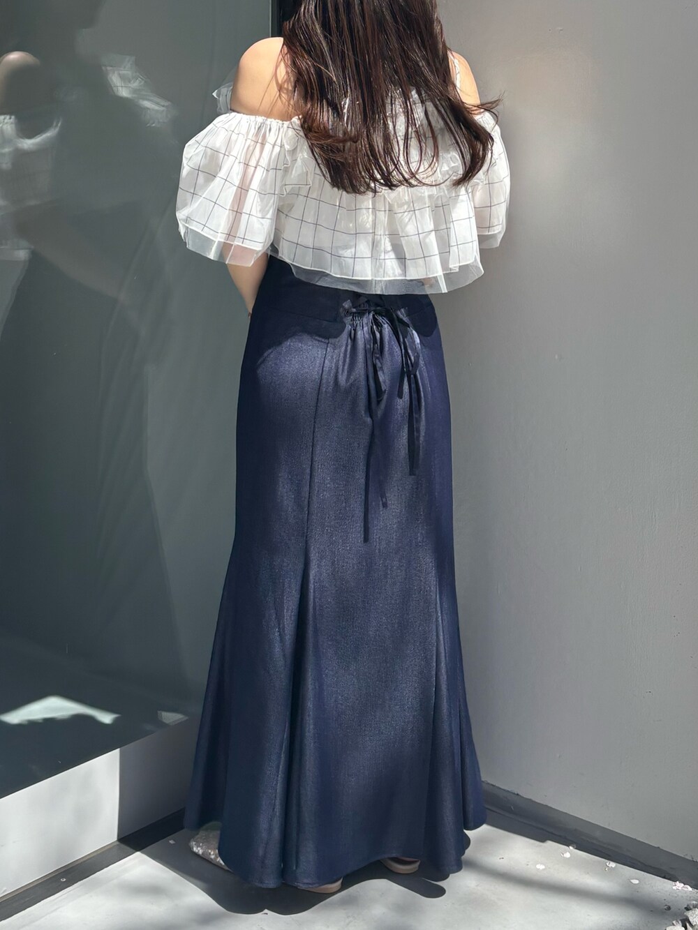 ブルー系のスカート、その他のシャツ/ブラウスを着用したレディースの春コーディネートの4枚目の写真