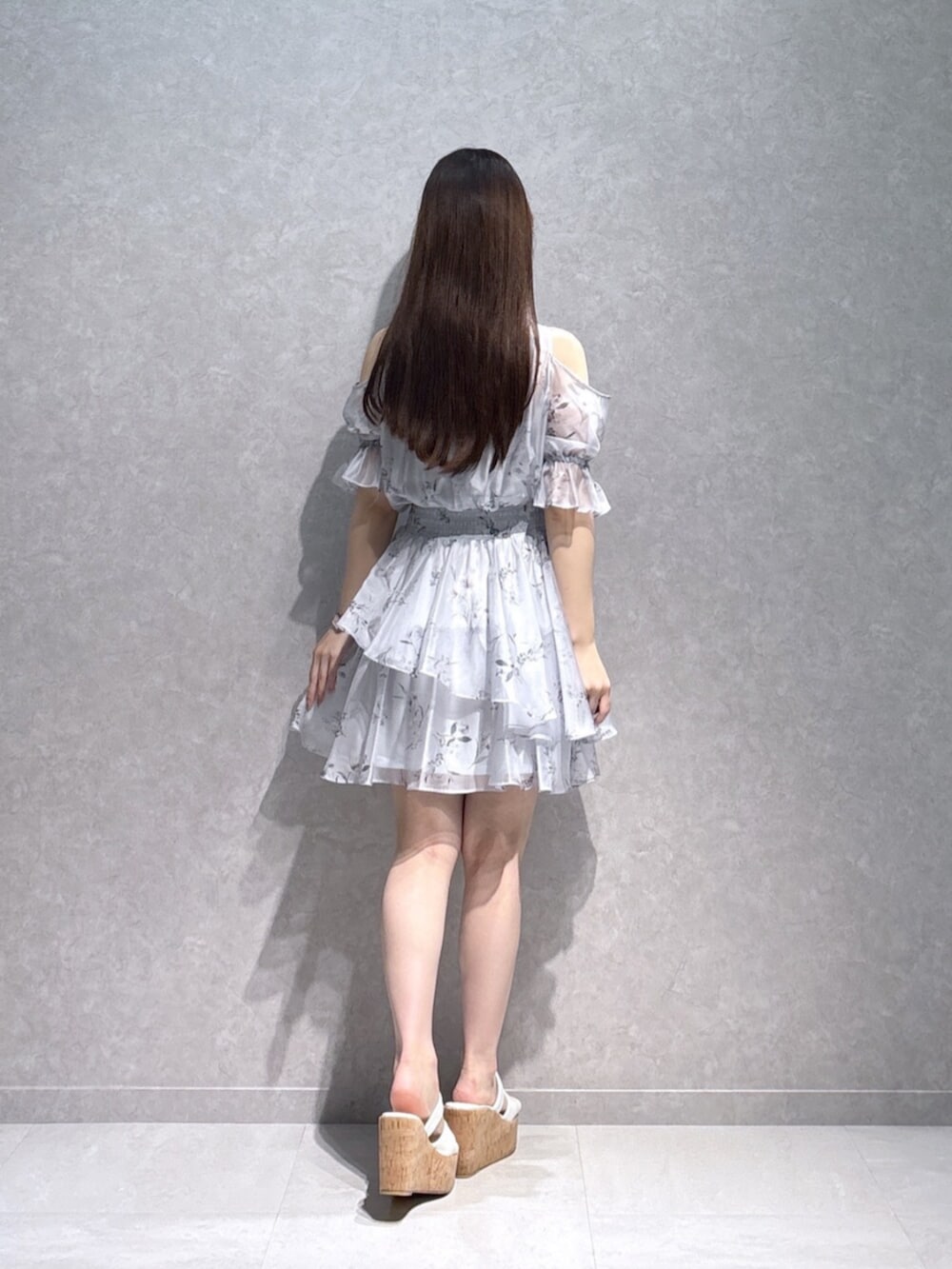 ホワイト系のサンダル、パープル系のワンピースを着用したレディースの夏コーディネートの6枚目の写真