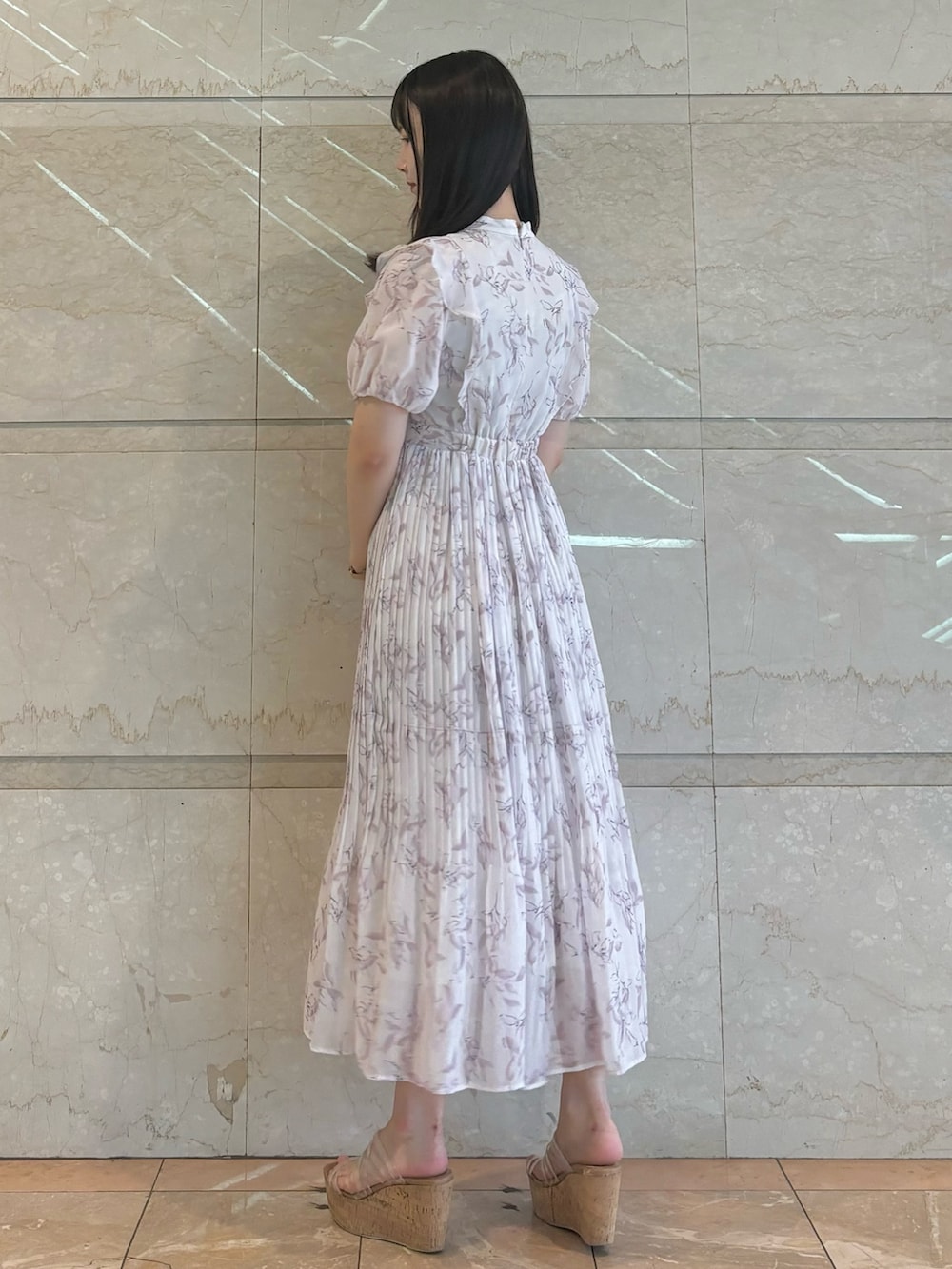 その他のサンダル、ホワイト系のショルダーバッグ、ピンク系のワンピースを着用したレディースの夏コーディネートの2枚目の写真