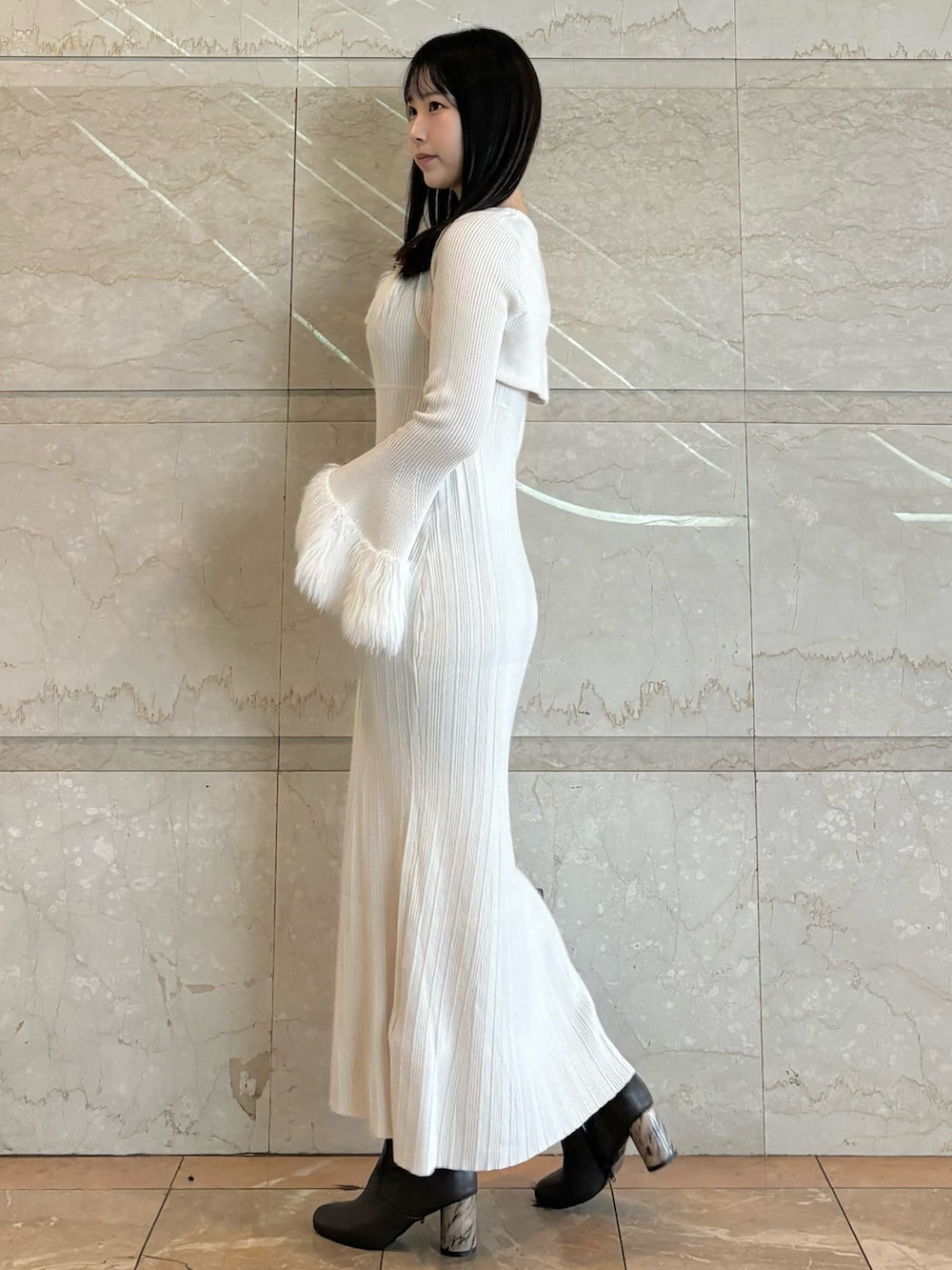 ホワイト系のワンピース、ブラウン系のブーツを着用したレディースの秋コーディネートの2枚目の写真