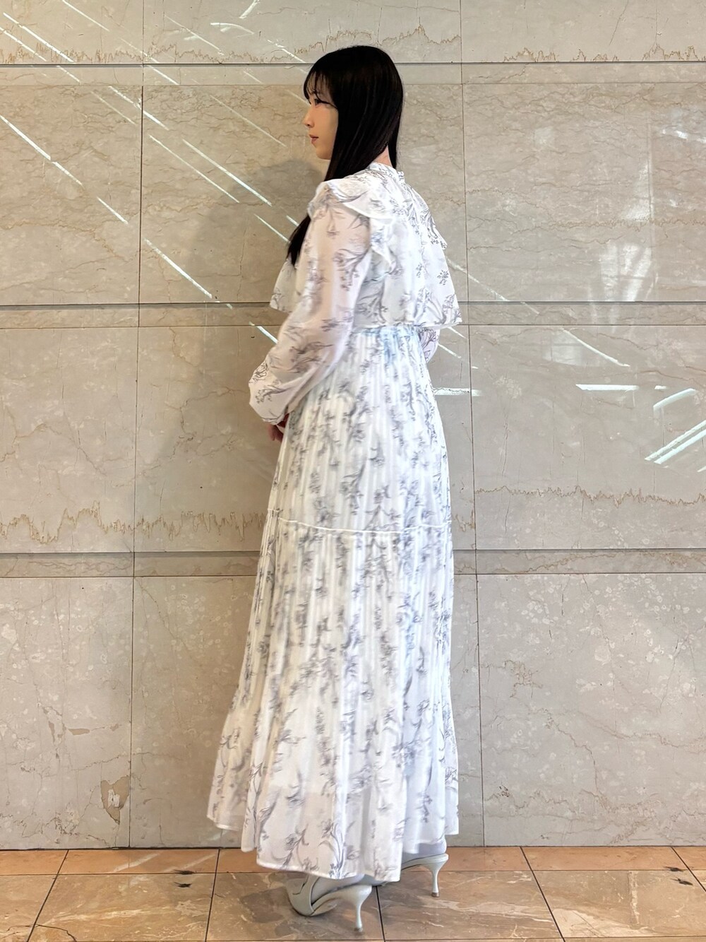 ホワイト系のワンピース、ホワイト系のパンプスを着用したレディースの冬コーディネートの4枚目の写真