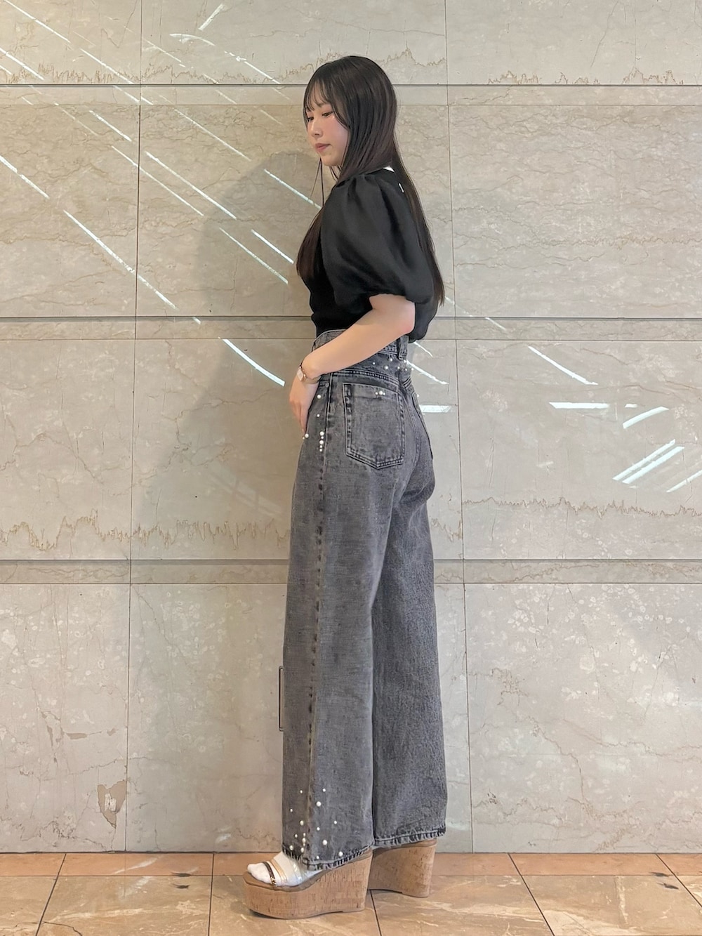 「MERCURYDUOのパールデニムパンツ（デニムパンツ、ブラック系）」を使った、NANAさん（レディース・155cm）の春コーディネートの4枚目の写真
