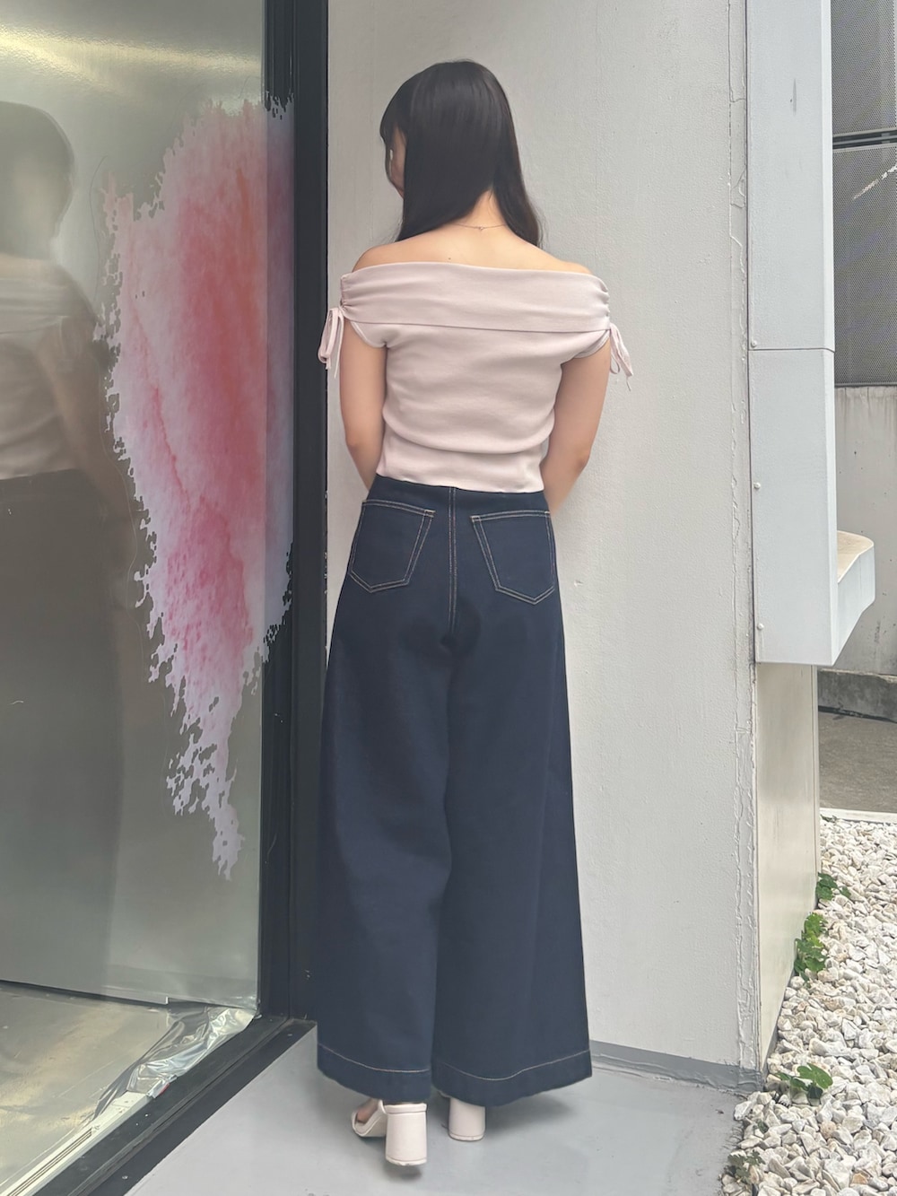 「Levi'sのLevis RIBCAGE WIDE LEG（デニムパンツ、ブルー系）」を使った、NANAさん（レディース・155cm）の夏コーディネートの4枚目の写真