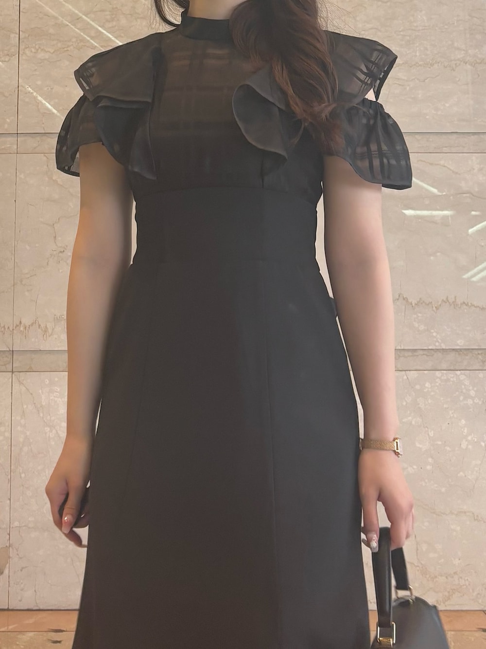 「MERCURYDUOのアコーディオンスクエアバッグ（ハンドバッグ、ブラック系）」を使った、NANAさん（レディース・155cm）の夏コーディネートの7枚目の写真