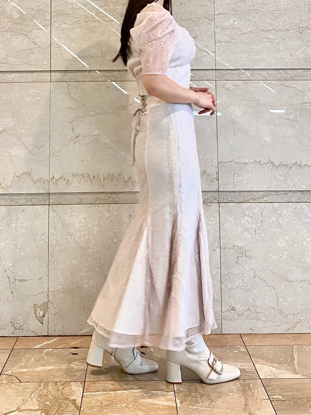 ベージュ系のスカート、ベージュ系のシャツ/ブラウス、ホワイト系のブーツを着用したレディースの冬コーディネートの5枚目の写真