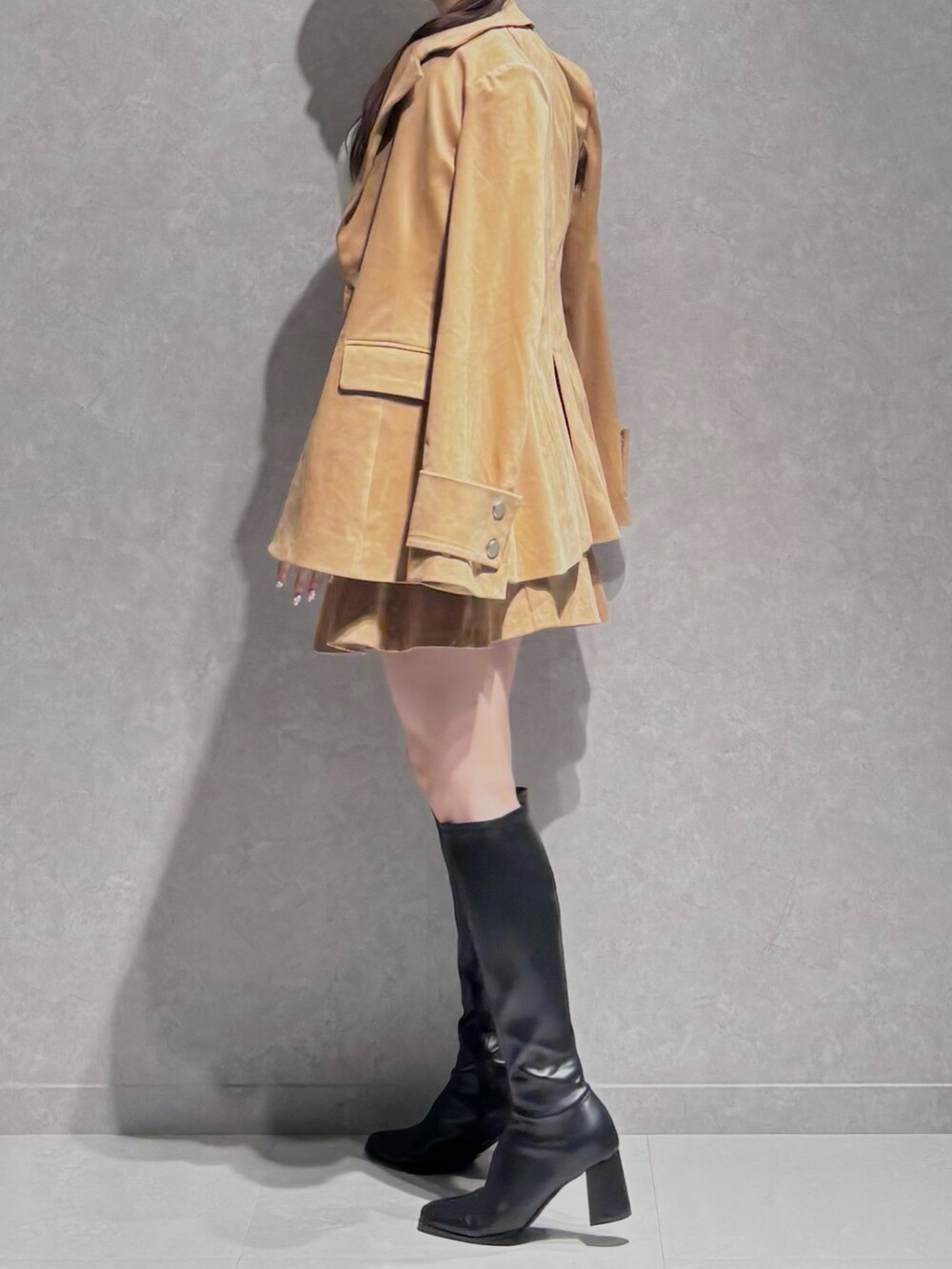 イエロー系のスカート、ホワイト系のニット/セーター、イエロー系のテーラードジャケットを着用したレディースの秋コーディネートの5枚目の写真