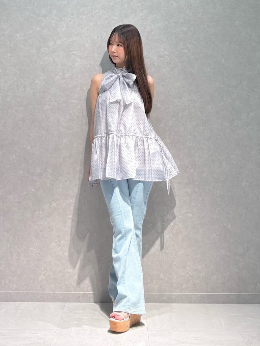ブルー系のデニムパンツ、その他のサンダル、グレー系のシャツ/ブラウスを着用したレディースの夏コーディネートの4枚目の写真