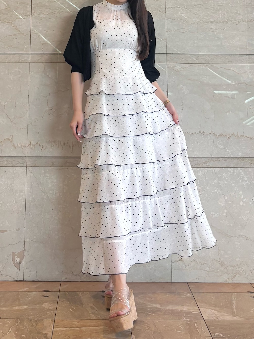 その他のワンピース、その他のサンダル、ブラック系のカーディガン/ボレロを着用したレディースの夏コーディネートの5枚目の写真