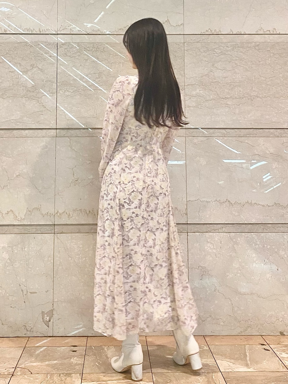 パープル系のワンピース、ホワイト系のブーツ、ホワイト系のショルダーバッグを着用したレディースの冬コーディネートの5枚目の写真