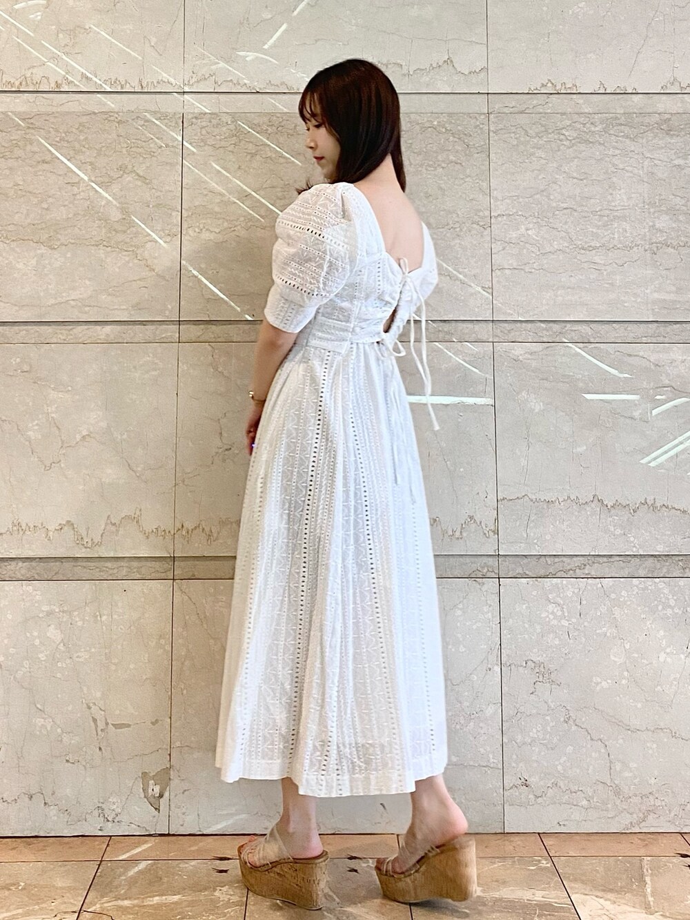 ホワイト系のワンピース、その他のサンダルを着用したレディースの春コーディネートの4枚目の写真