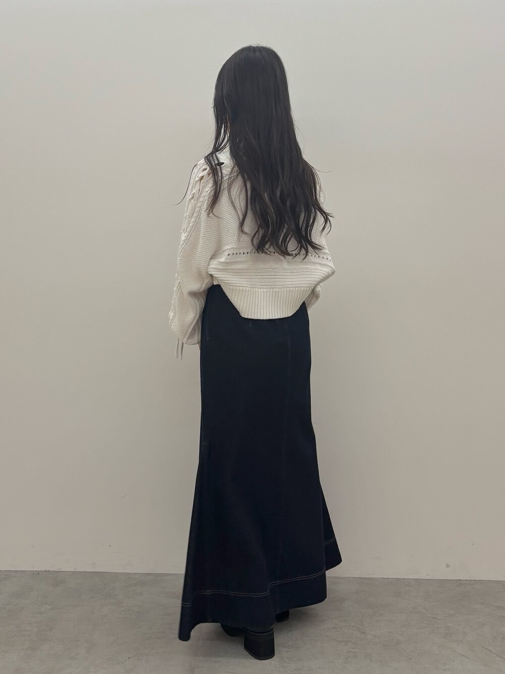 ブルー系のワンピース、ホワイト系のカーディガン/ボレロ、ブラック系のブーツを着用したレディースの夏コーディネートの5枚目の写真