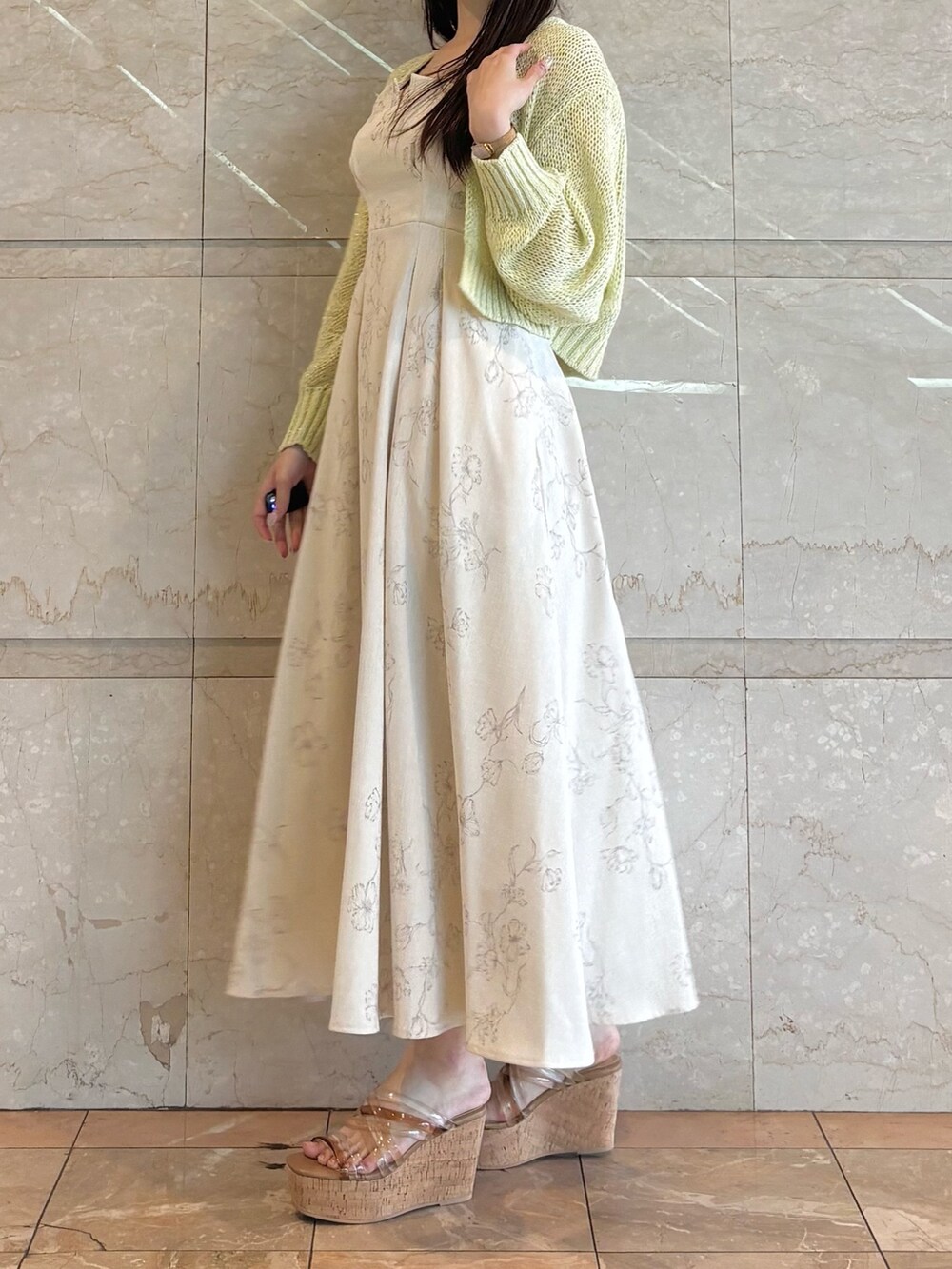 「MERCURYDUOのリネンライクバックレースアップキャミワンピース（ワンピース、ホワイト系）」を使った、NANAさん（レディース・155cm）の春コーディネートの4枚目の写真
