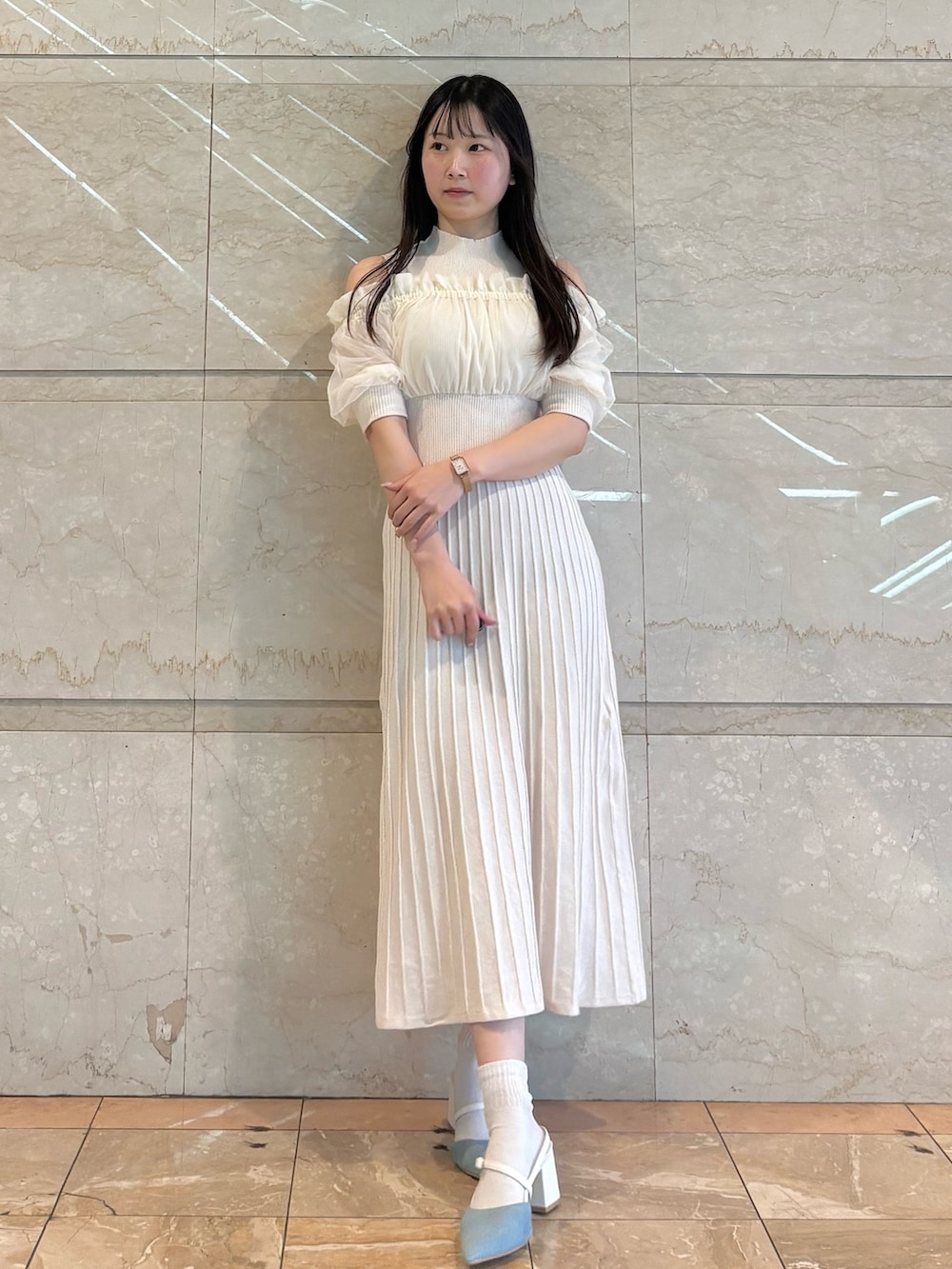 ホワイト系のワンピース、ホワイト系のパンプスを着用したレディースの春コーディネートの2枚目の写真