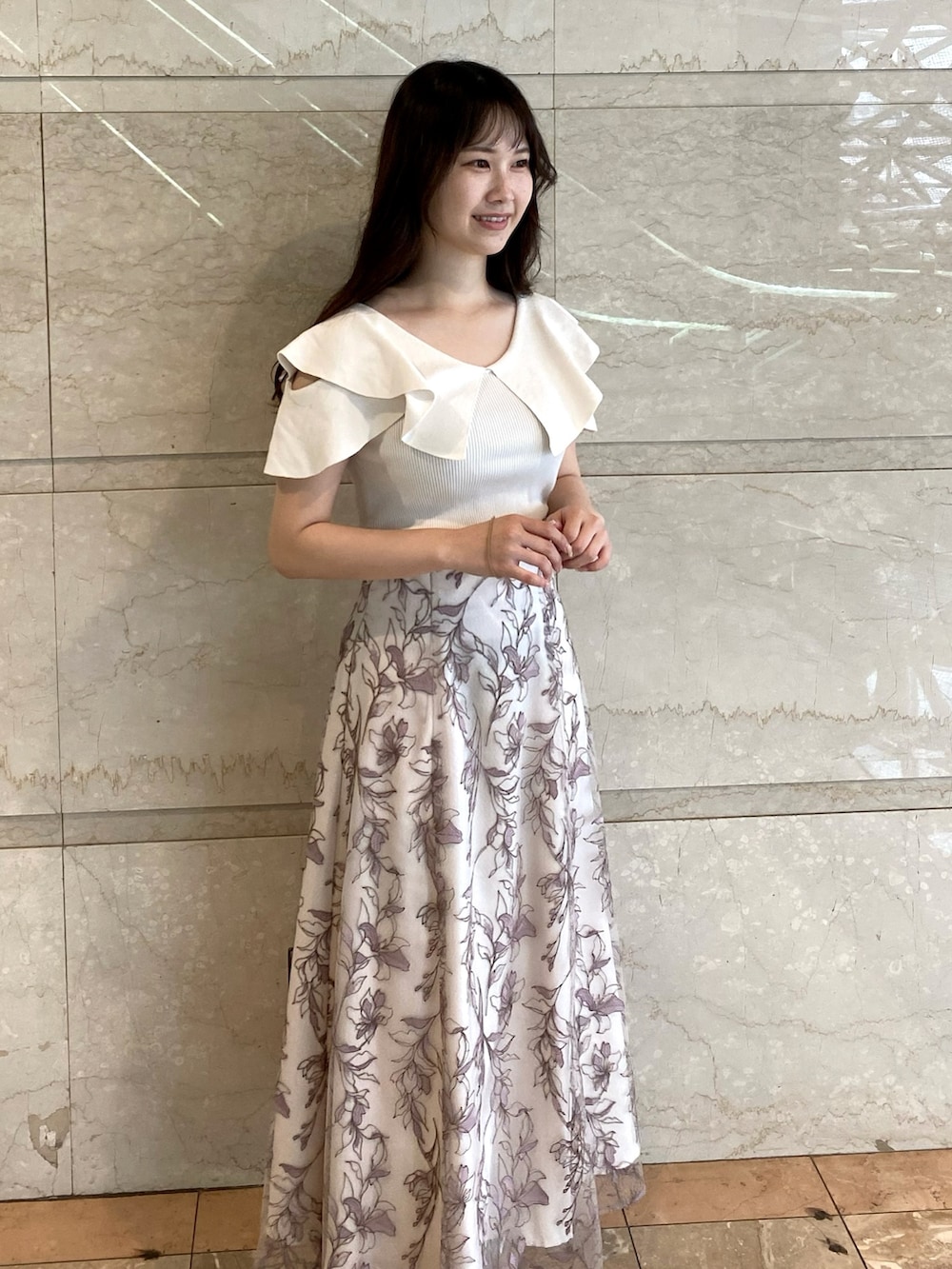 ピンク系のスカート、ホワイト系のニット/セーターを着用したレディースの夏コーディネートの4枚目の写真