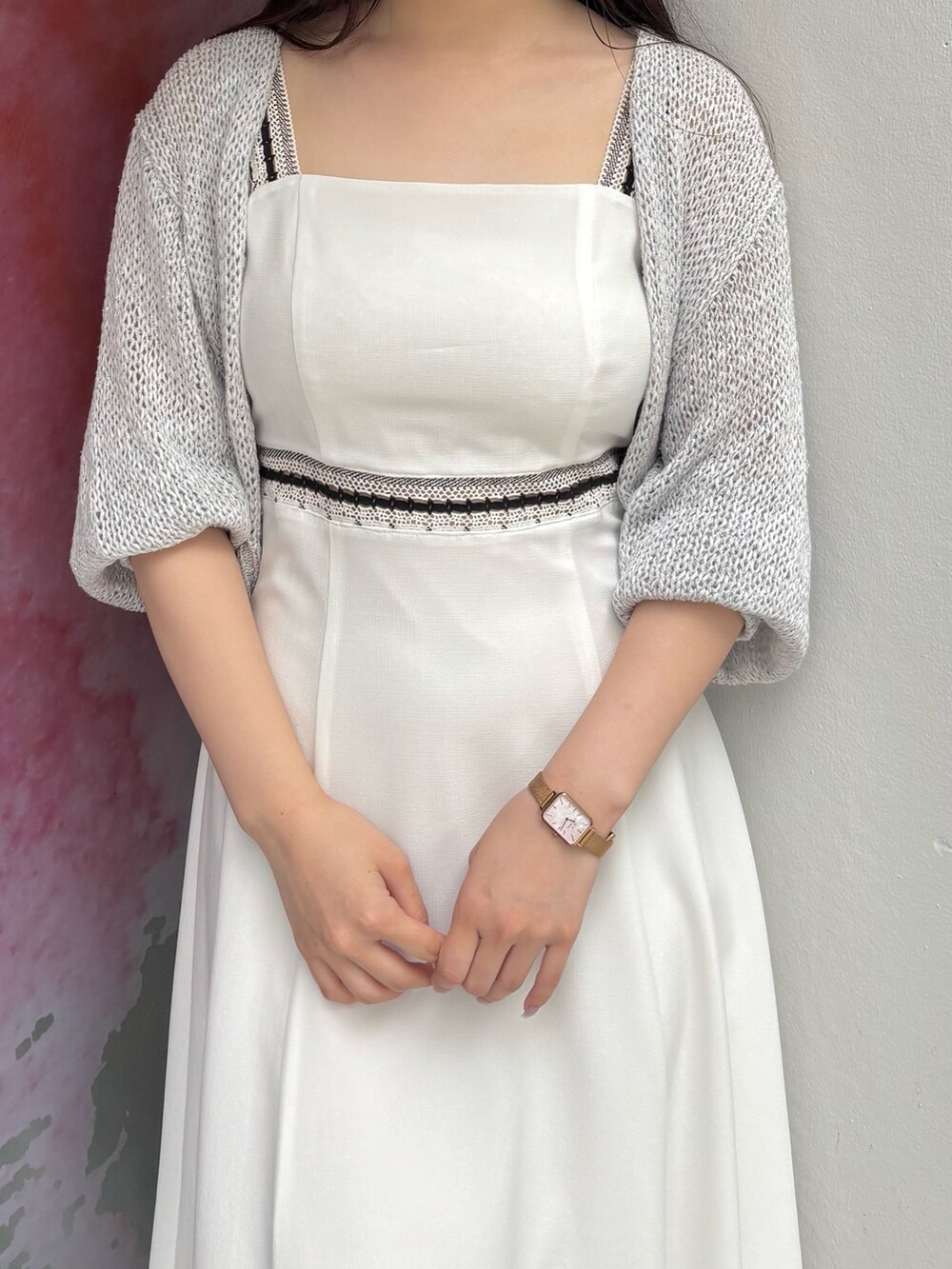 ホワイト系のワンピース、ホワイト系のサンダル、グレー系のカーディガン/ボレロを着用したレディースの夏コーディネートの5枚目の写真