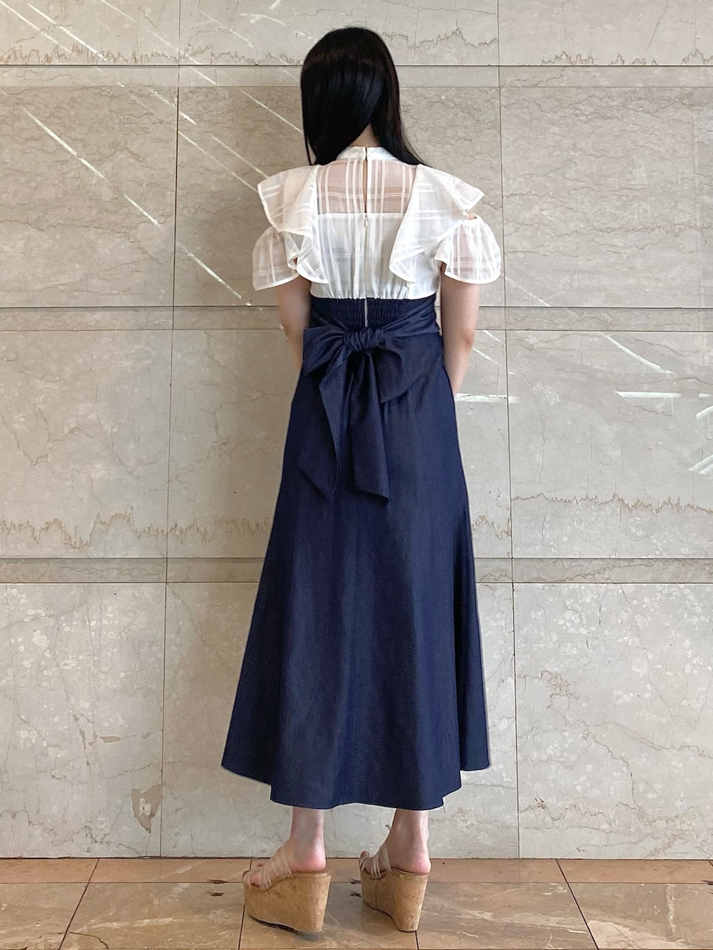 その他のサンダル、ベージュ系のショルダーバッグ、ホワイト系のワンピースを着用したレディースの夏コーディネートの5枚目の写真