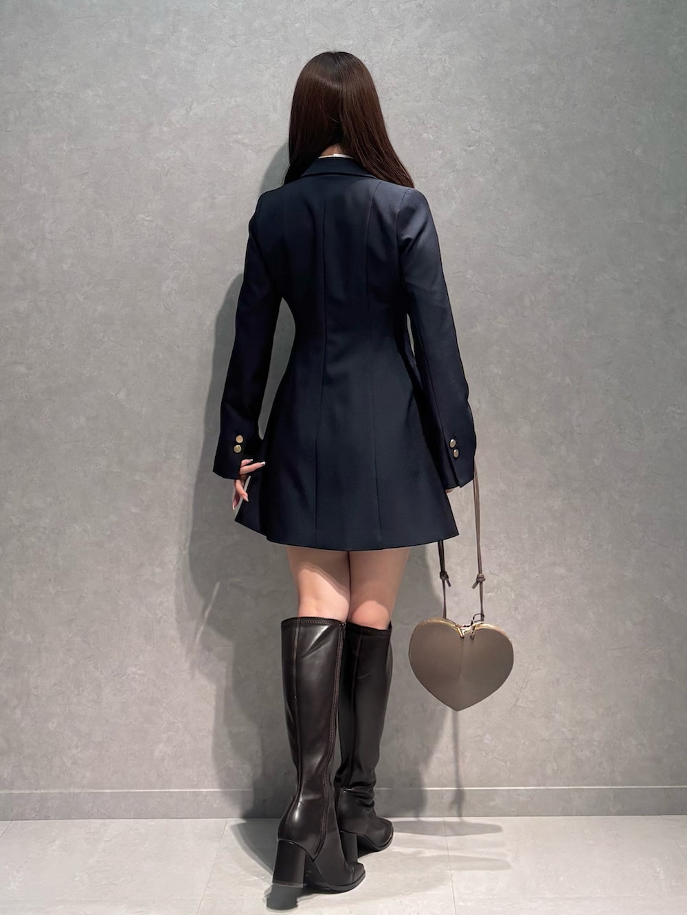 ブルー系のワンピース、ブラウン系のブーツ、ホワイト系のシャツ/ブラウスを着用したレディースの冬コーディネートの4枚目の写真