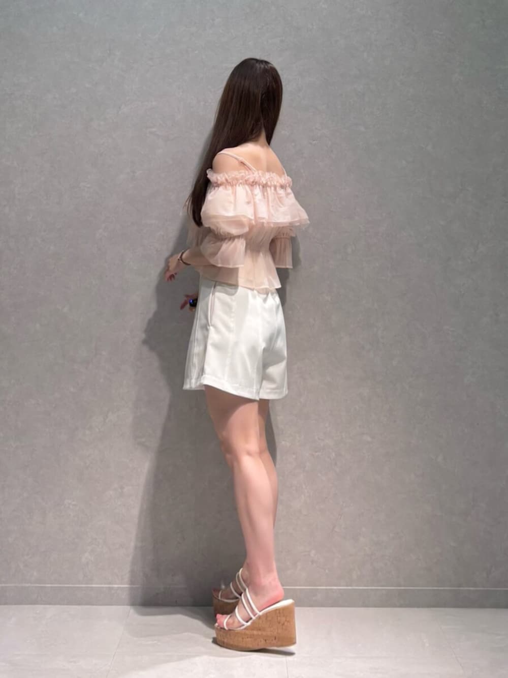 その他のサンダル、ホワイト系のその他パンツ、ピンク系のシャツ/ブラウスを着用したレディースの夏コーディネートの3枚目の写真