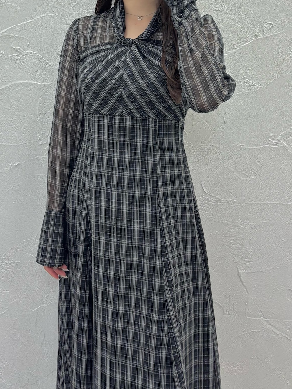 ブラック系のワンピース、ブラウン系のブーツ、ブラック系のブルゾンを着用したレディースの秋コーディネートの5枚目の写真