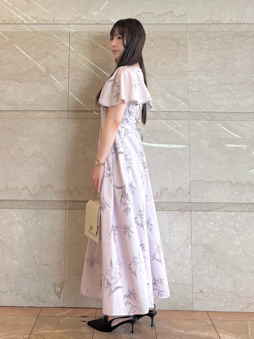 ホワイト系のハンドバッグ、ピンク系のワンピース、ブラック系のパンプスを着用したレディースの夏コーディネートの4枚目の写真