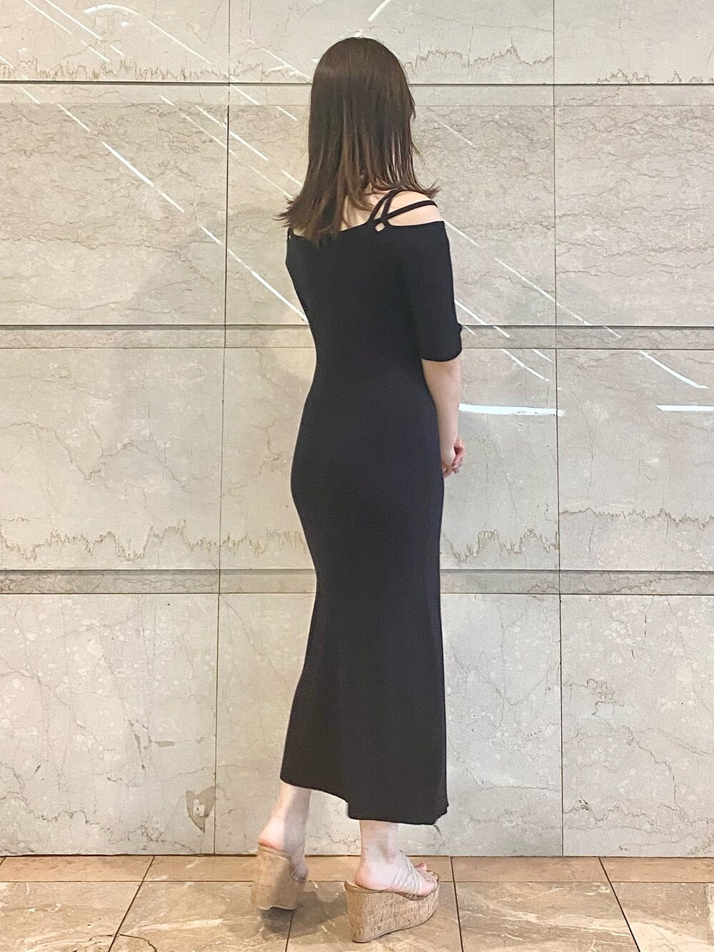 ブルー系のワンピース、その他のサンダルを着用したレディースの春コーディネートの3枚目の写真