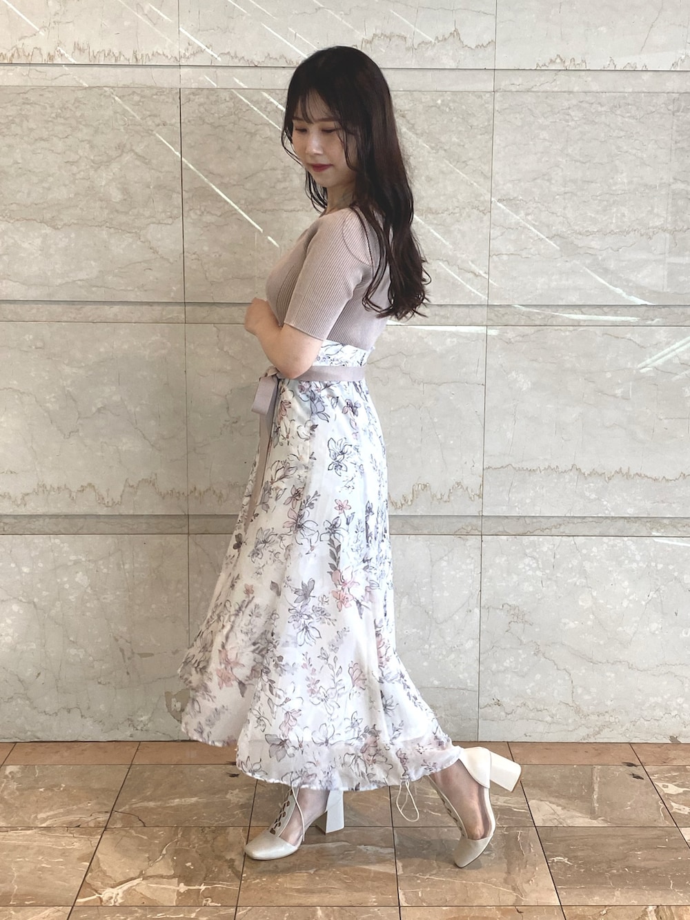 ベージュ系のワンピース、レッド系のハンドバッグ、ホワイト系のブーツを着用したレディースの夏コーディネートの4枚目の写真