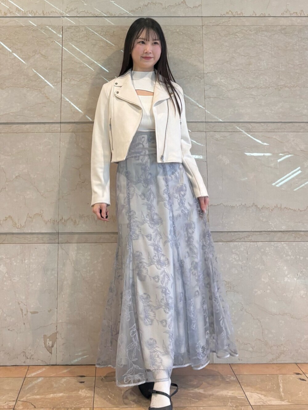 「春服コーデ、オトナカワイイ、ootd」｜「MERCURYDUOのラインフラワーバックレースアップ刺繍スカート（スカート、ブルー系）」を使った、NANAさん（レディース・155cm）の春コーディネートの7枚目の写真