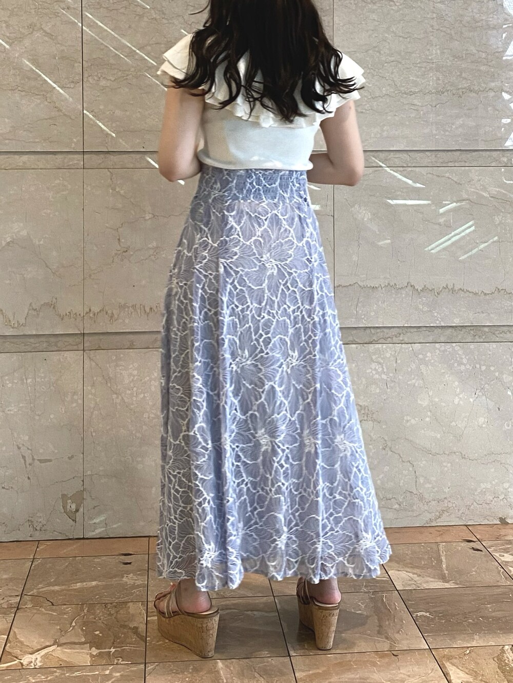 ブルー系のスカート、ホワイト系のニット/セーターを着用したレディースの夏コーディネートの4枚目の写真