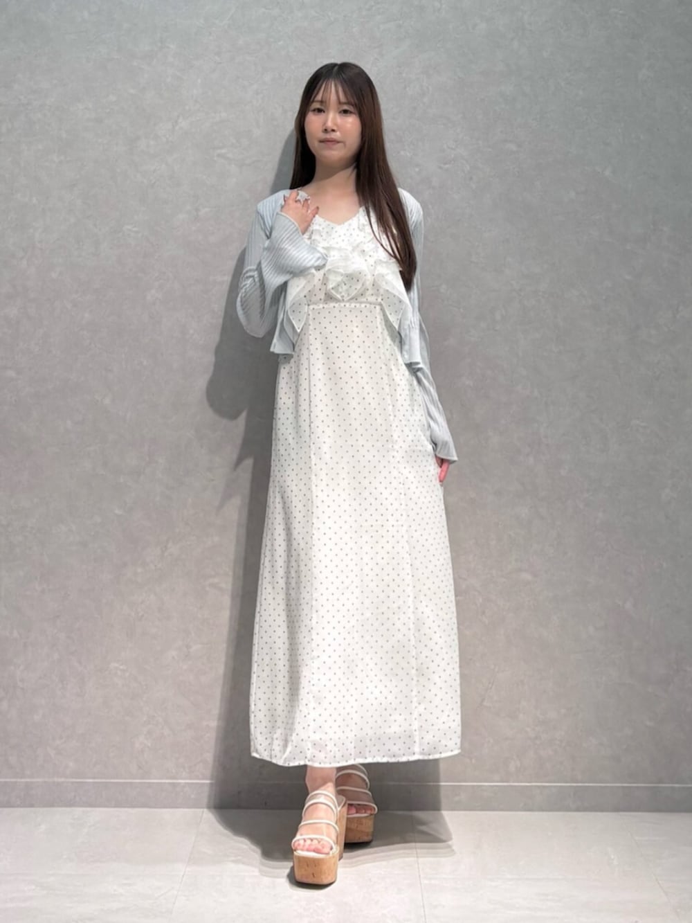 その他のサンダル、ホワイト系のワンピース、ブルー系のカーディガン/ボレロを着用したレディースの夏コーディネートの3枚目の写真