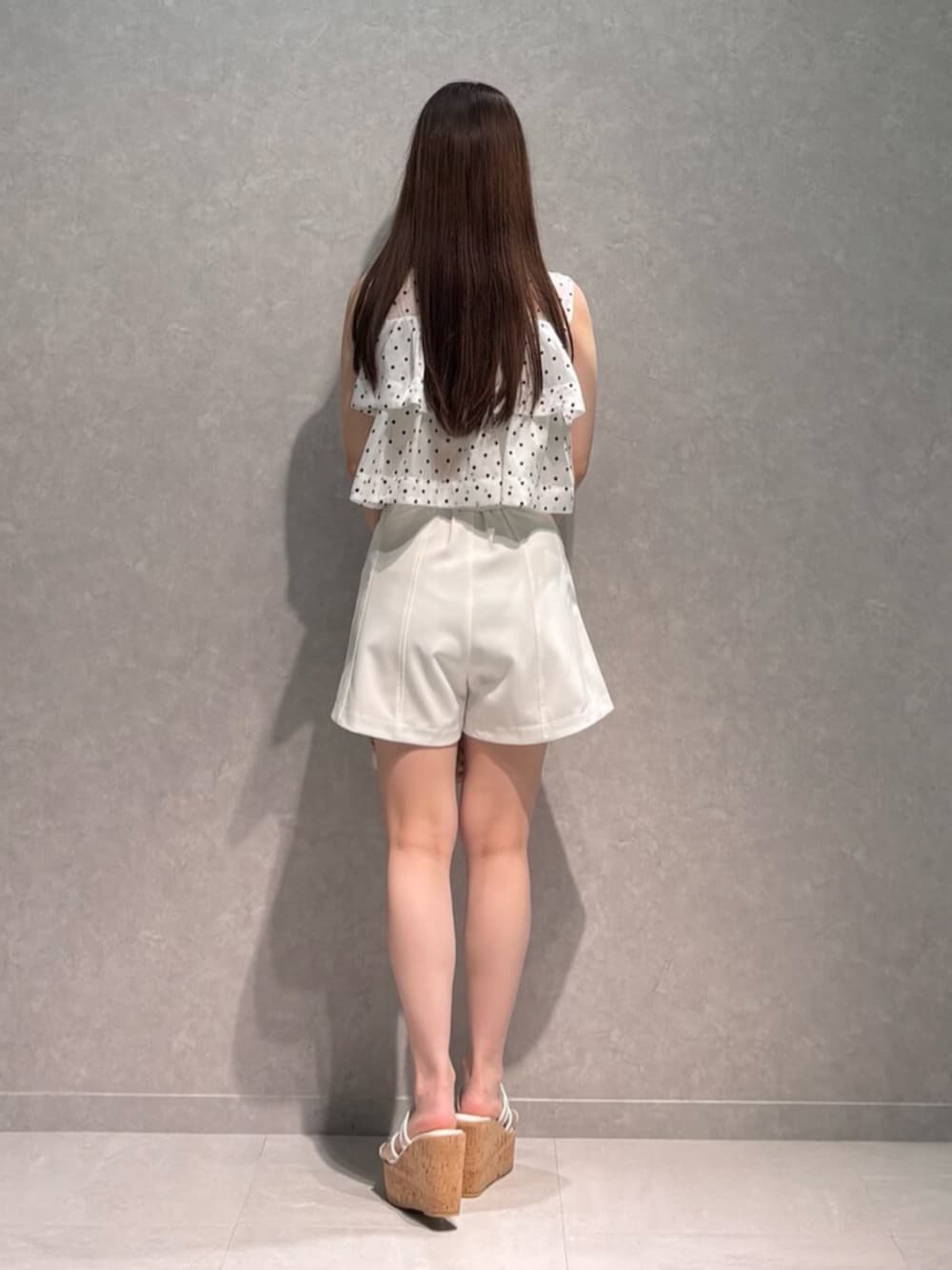 ベージュ系のハンドバッグ、その他のサンダル、ホワイト系のその他パンツを着用したレディースの夏コーディネートの5枚目の写真