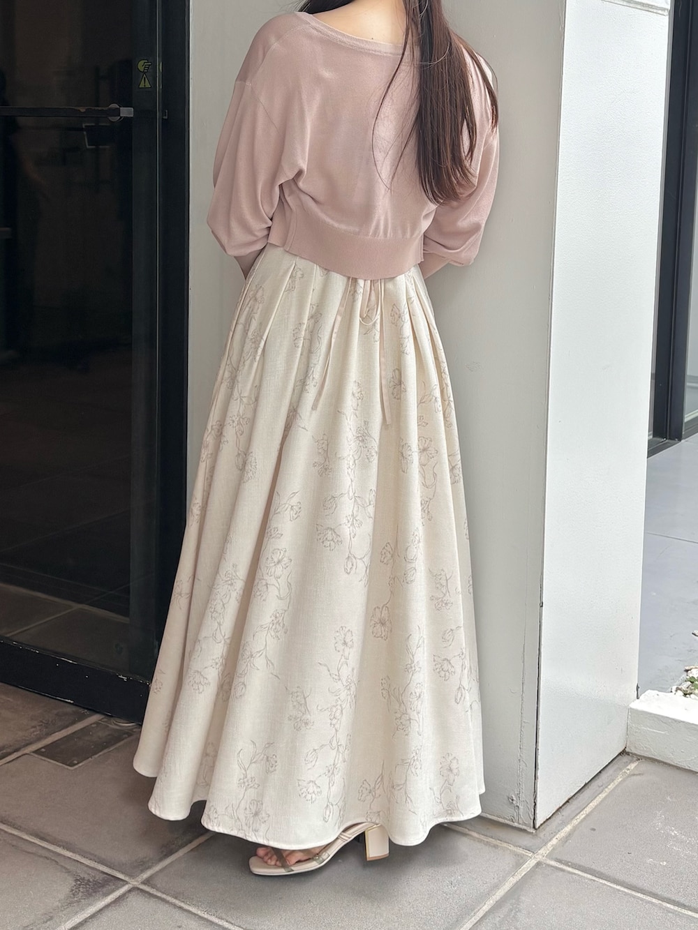 ホワイト系のワンピース、ホワイト系のサンダル、ベージュ系のカーディガン/ボレロを着用したレディースの夏コーディネートの5枚目の写真