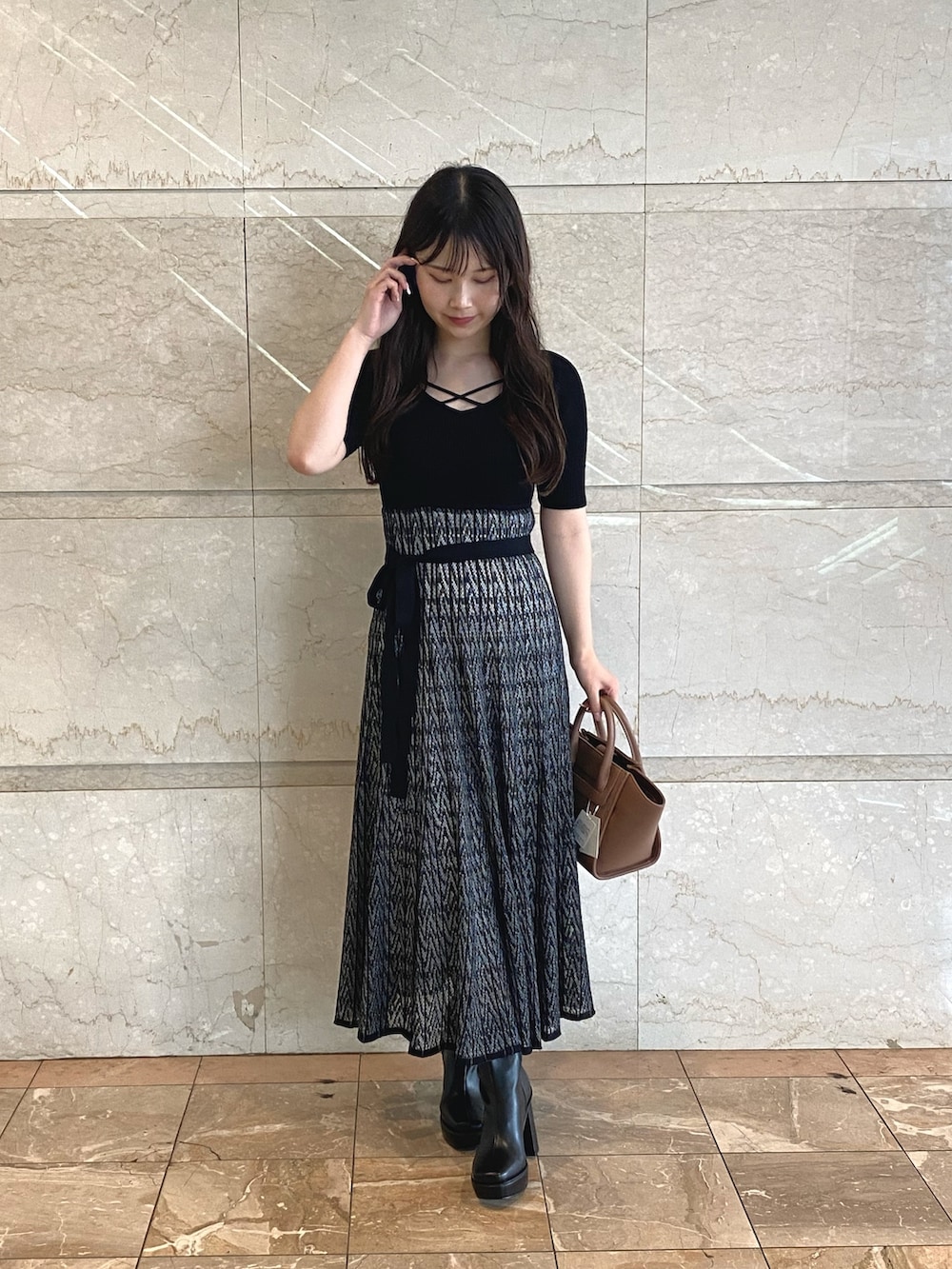 「MERCURYDUOのフェイクレザーミニトート（トートバッグ、ブラウン系）」を使った、NANAさん（レディース・155cm）の夏コーディネートの4枚目の写真
