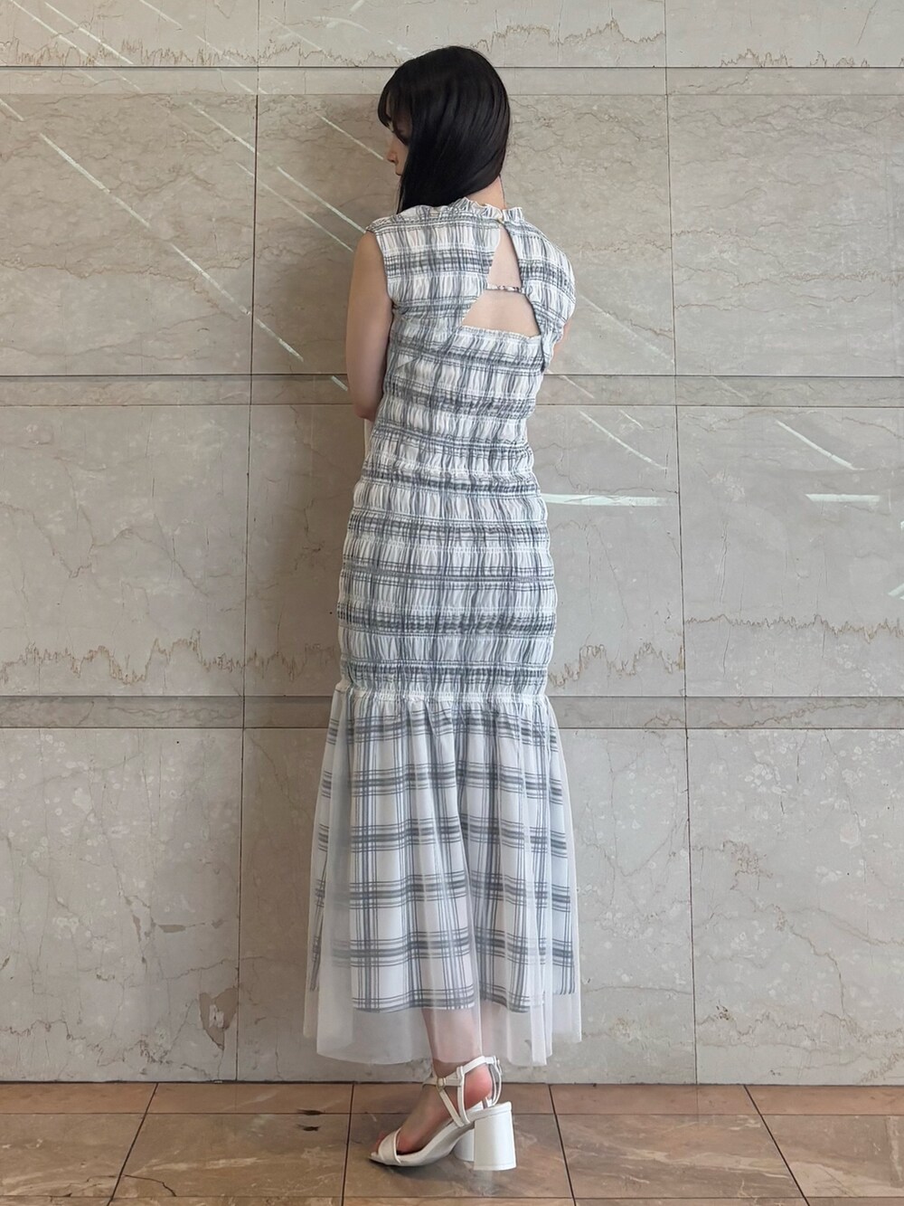 ホワイト系のサンダル、ホワイト系のカーディガン/ボレロ、ホワイト系のワンピースを着用したレディースの夏コーディネートの4枚目の写真