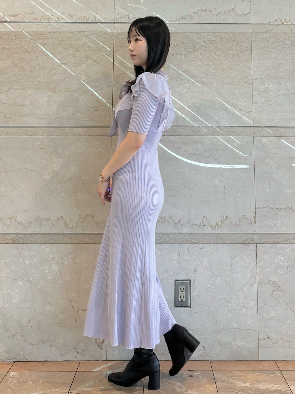 パープル系のワンピース、ブラウン系のブーツを着用したレディースの夏コーディネートの2枚目の写真