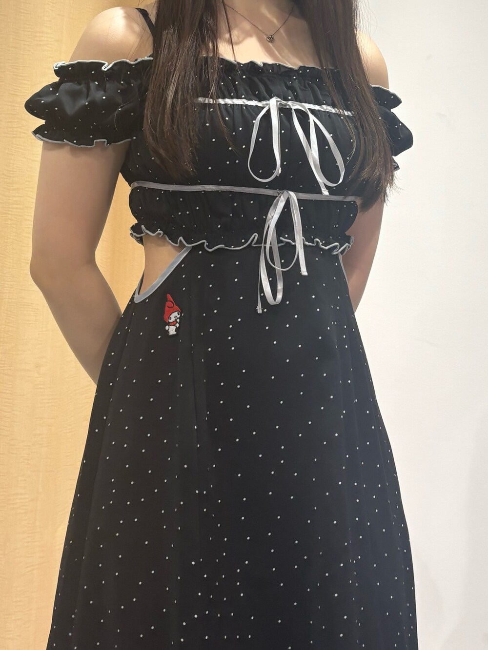 ホワイト系のサンダル、ブラック系のワンピースを着用したレディースの夏コーディネートの5枚目の写真