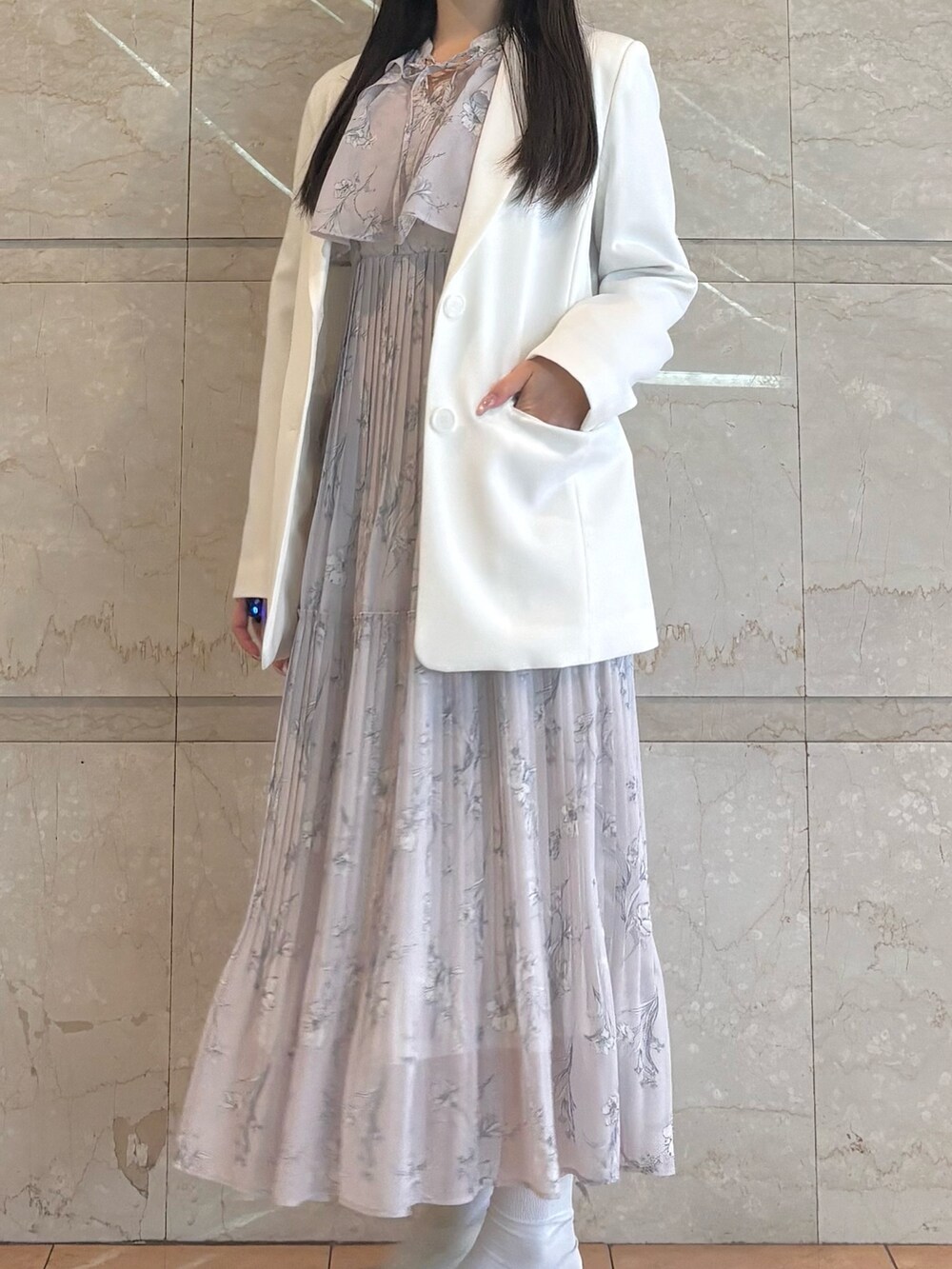 ホワイト系のパンプス、ピンク系のワンピース、ホワイト系のテーラードジャケットを着用したレディースの春コーディネートの4枚目の写真