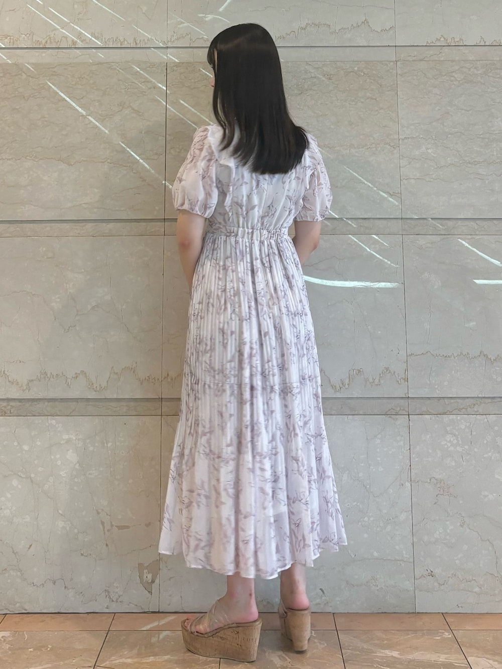 その他のサンダル、ホワイト系のショルダーバッグ、ピンク系のワンピースを着用したレディースの夏コーディネートの6枚目の写真